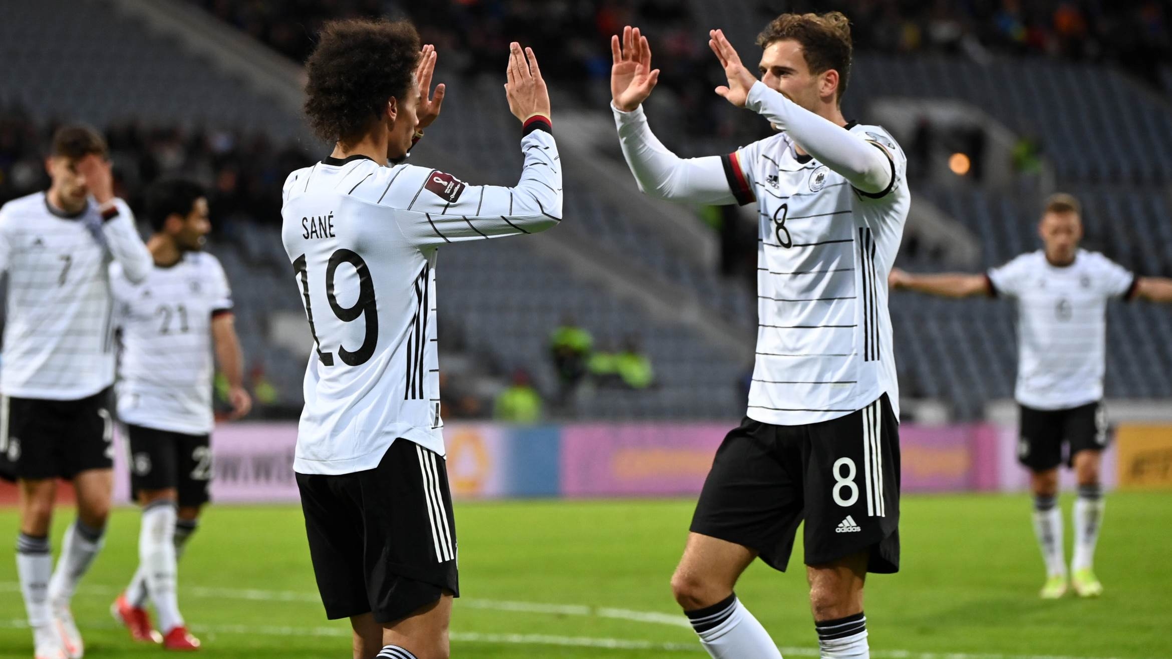 Jubelnde deutsche Spieler bei der WM-Qualifikation gegen Island - 
