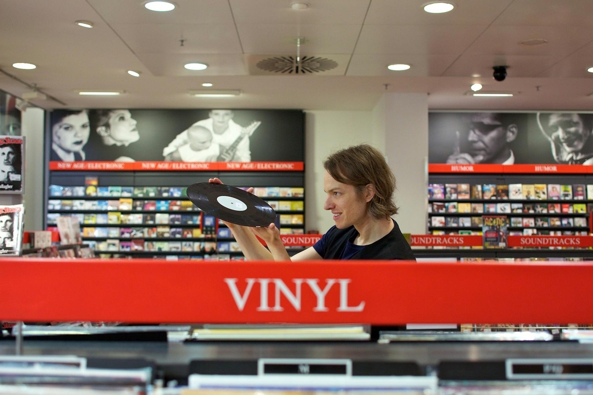 Kratzer im Vinyl: Corona ließ die Einnahmen Dussmann - Das KulturKaufhaus um fast ein Drittel sinken