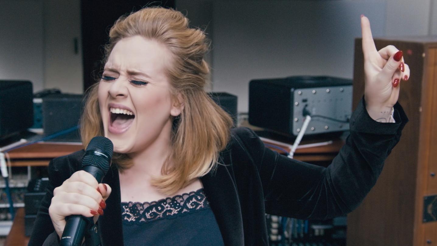 Mit "25" und mit "Hello" in den Offiziellen Deutschen Charts an der Spitze: Adele