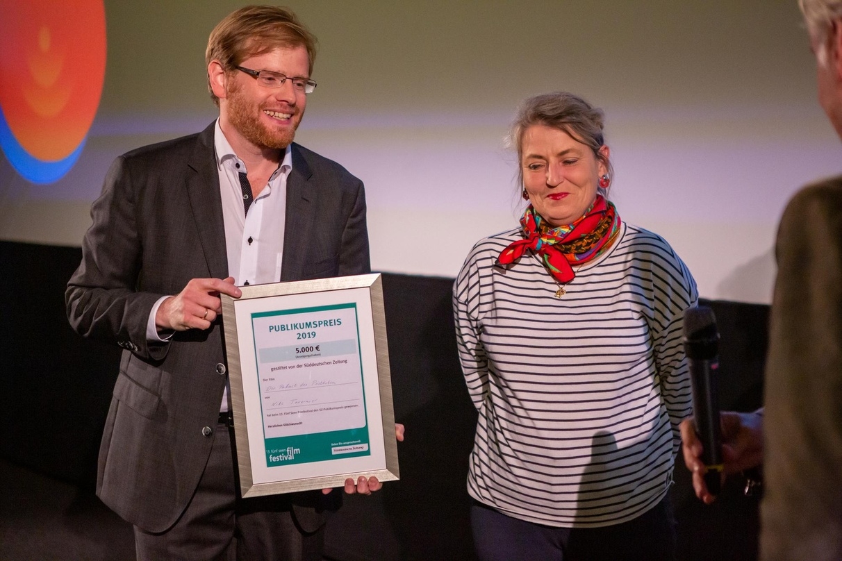 David Costanzo, Redaktionsleiter der SZ-Starnberg, überreicht den SZ-Publikumspreis an Stephanie Schonger vom NFP-Filmverleih