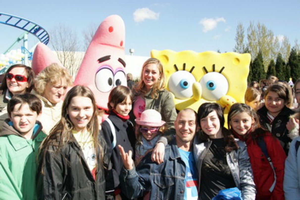 Ruth Moshner (M. neben SpongeBob) war einer der Stargäste bei der Eröffnung des Nickland