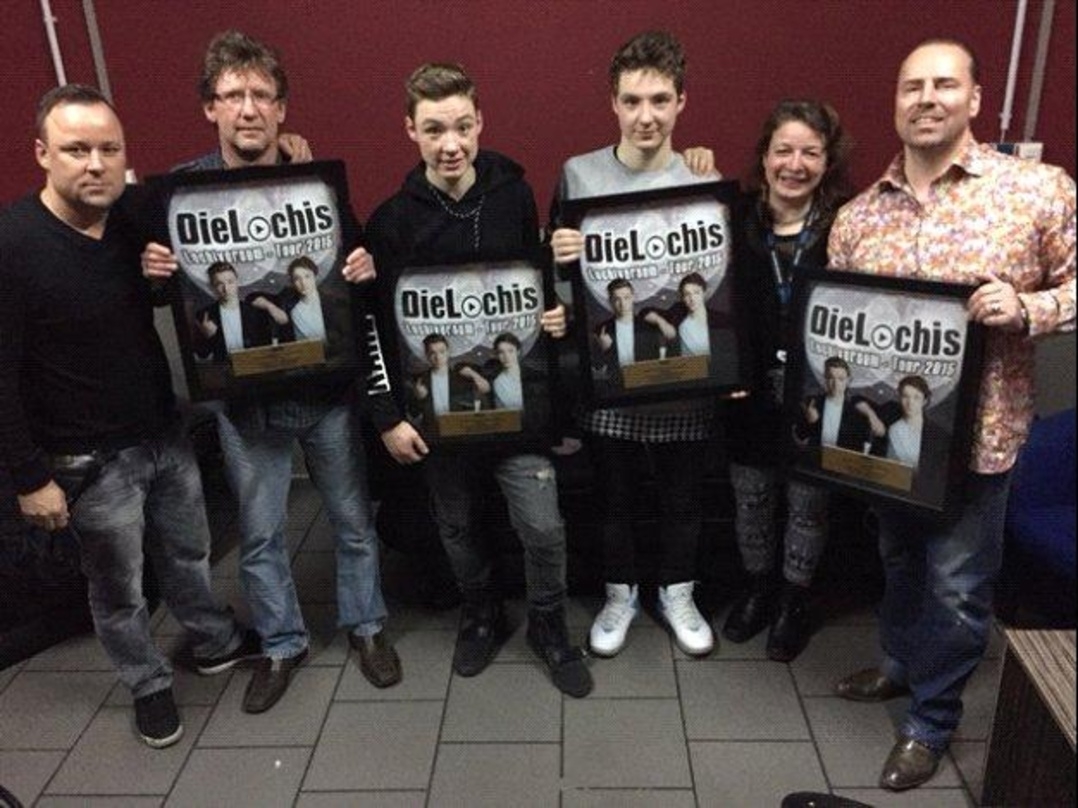 Zelebrierten großen Anklang ihrer Tourpremiere: DieLochis (Mitte) mit ihren Eltern und ihren Live-Partnern von MAWI Concert