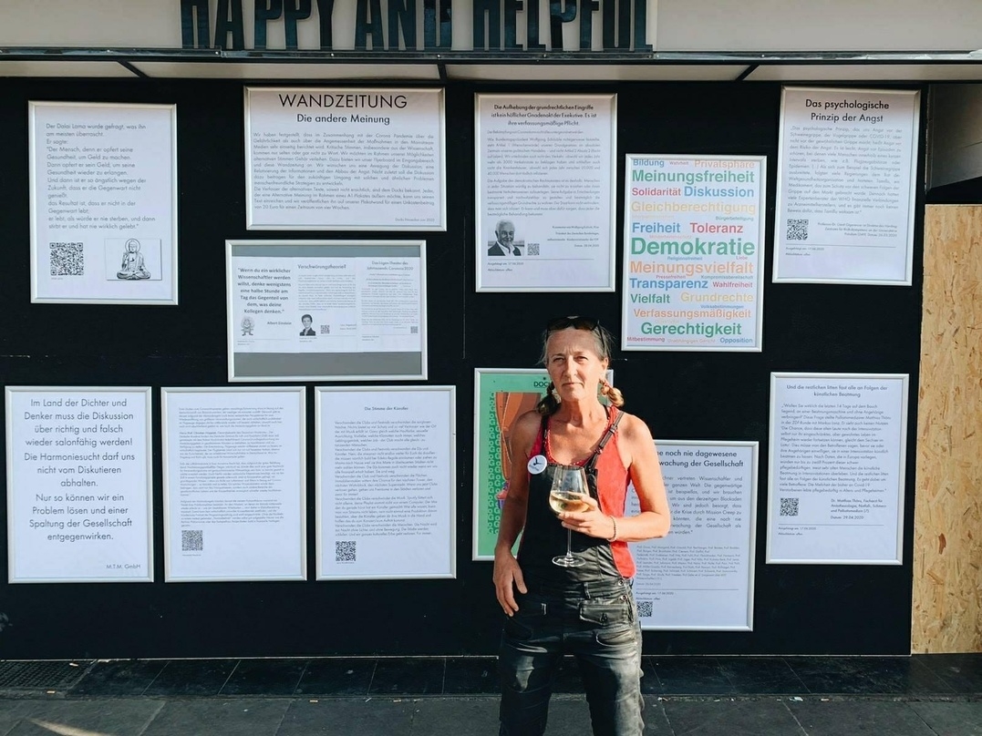 Nicht mehr Vorstandsvorsitzende des Clubkombinats: Susanne Leonhard, hier vor der polarisierenden Docks-Wandzeitung