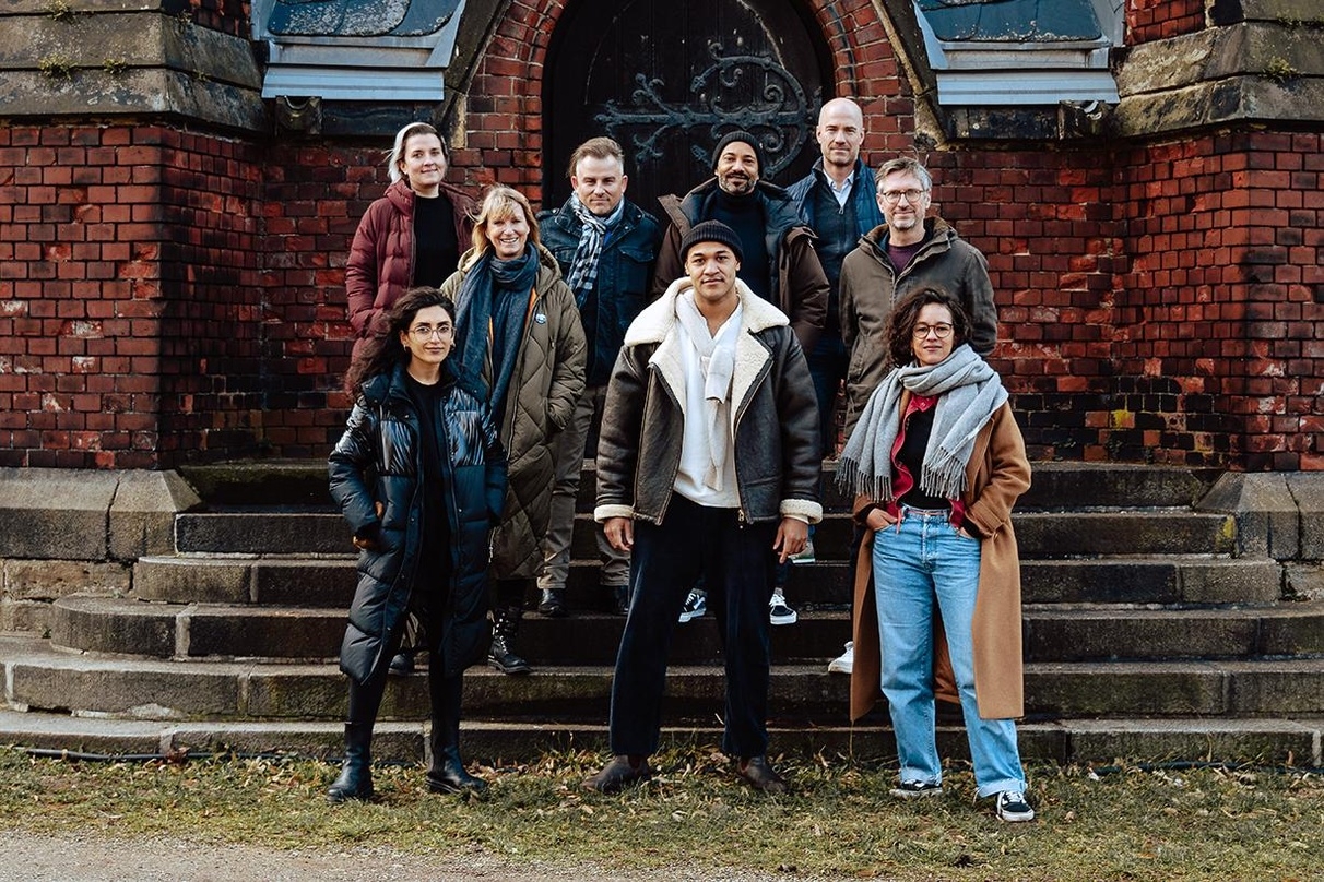 Am Set von "Sam - Ein Sachse" (vorne, v.l.n.r.): Soleen Yusef (Lead-Regisseurin), Malick Bauer (Darsteller), Sarah Blaßkiewitz (Regisseurin); (hinten, v.l.n.r.): Melina Hartmann (Producer Original Production, TWDC GSA), Anne Tide (Director Original Productions, TWDC GSA), Christoph Silber (Headautor, Creator), Tyron Ricketts, Sebastian Werninger (Produzent), Jörg Winger.