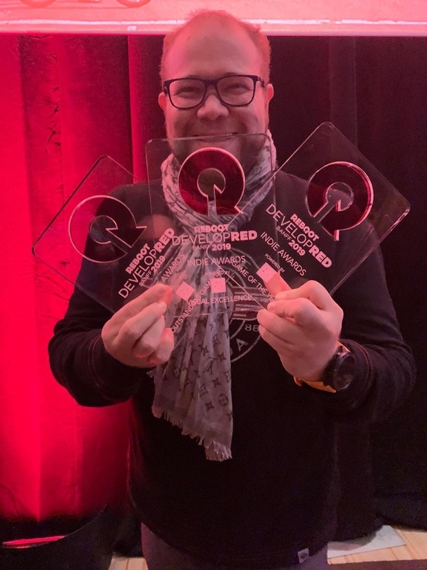 Streamline-Gründer und -CEO Alexander Fernandez mit den drei Awards für "Bake'n Switch".