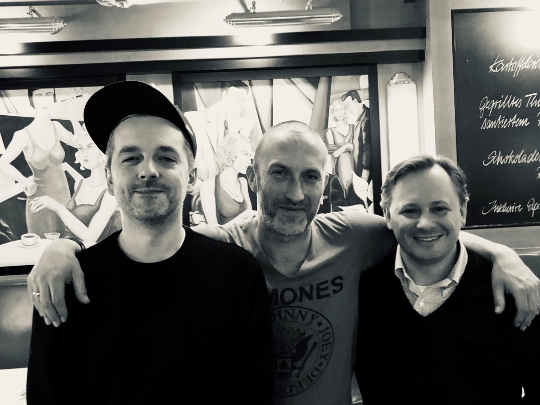 Freuen sich auf die gemeinsame Zukunft (von links): Lukas Pizon (Head Of A&R Peermusic), Marcus Brosch und Götz von Einem (Managaing Director Peermusic)