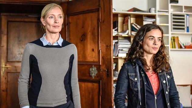 Katja Weitzenböck (l.) und Maya Haddad in "Gipfelstürmer - Das Berginternat"