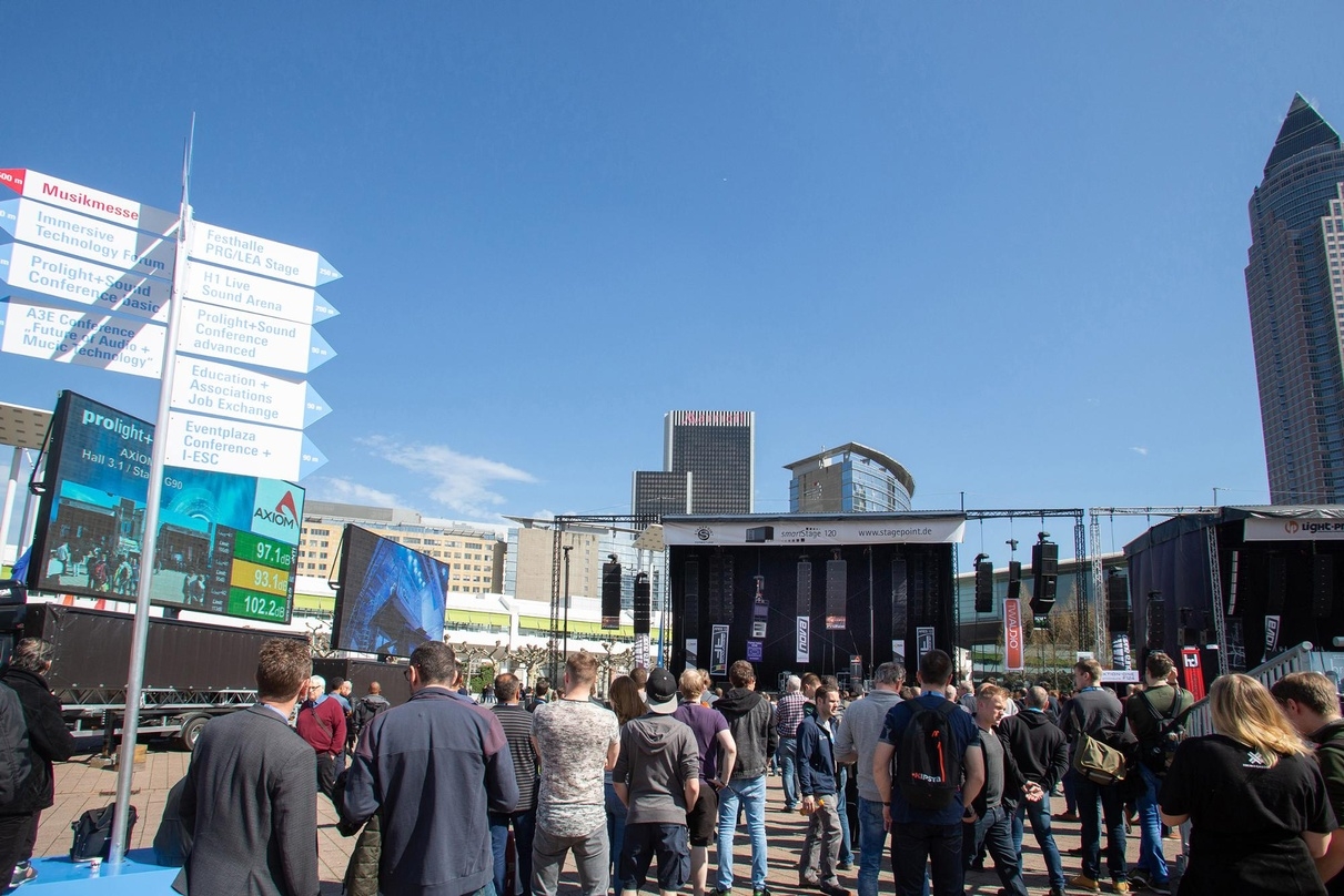 Versammelten sich bei blauem Himmel auf dem Messegelände: Besucher der Musikmesse Frankfurt