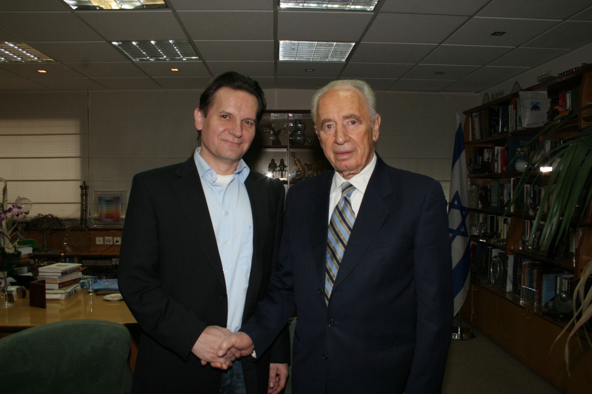 Engagiert sich für Kinder: Detlev Jöcker mit Shimon
Peres