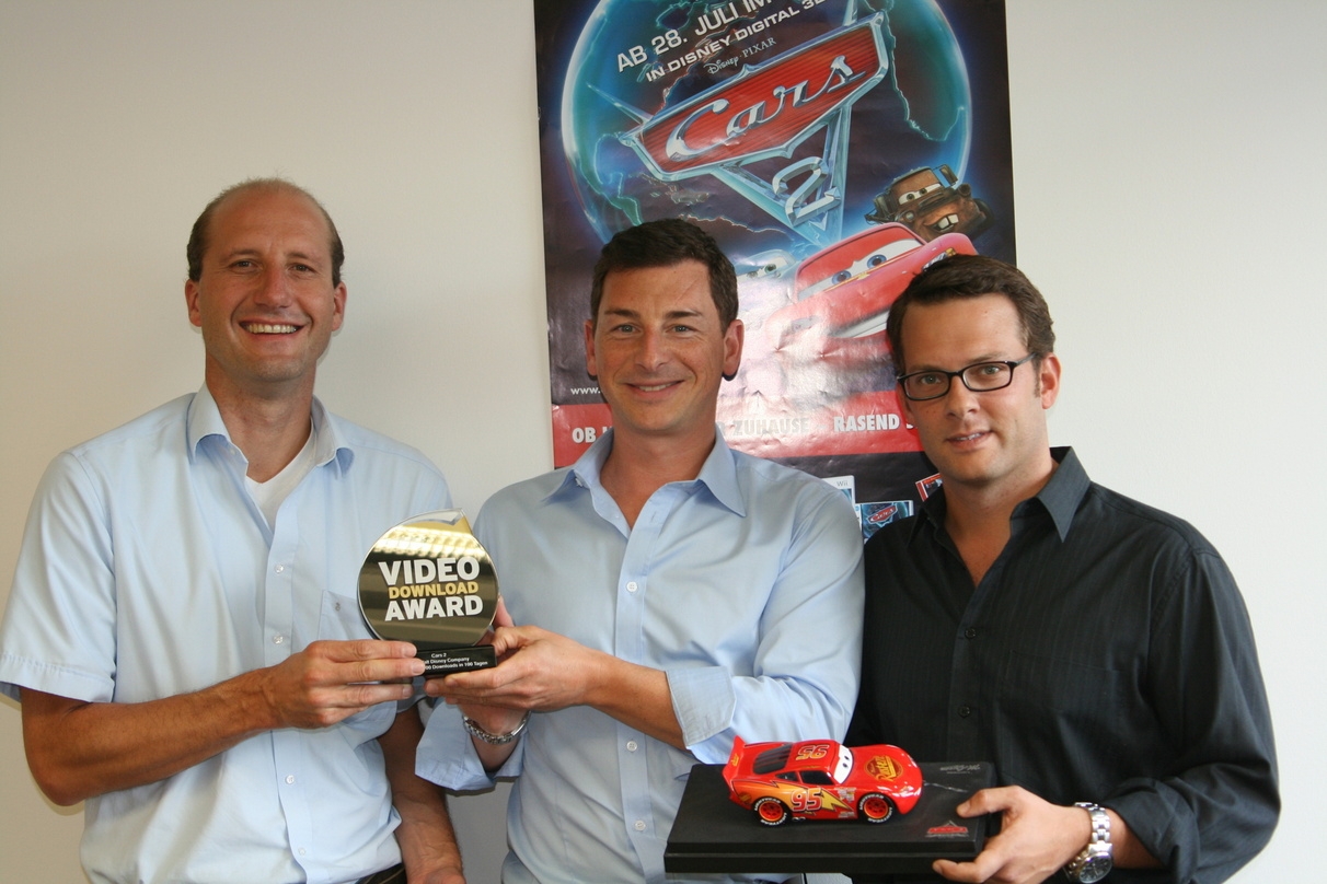 Klaus Burgmair, stellvertr. Chefredakteur VideoMarkt, überreichte den Preis an Bernhard Glöggler und Tobias Fischer (beide Walt Disney Studios Home Entertainment)