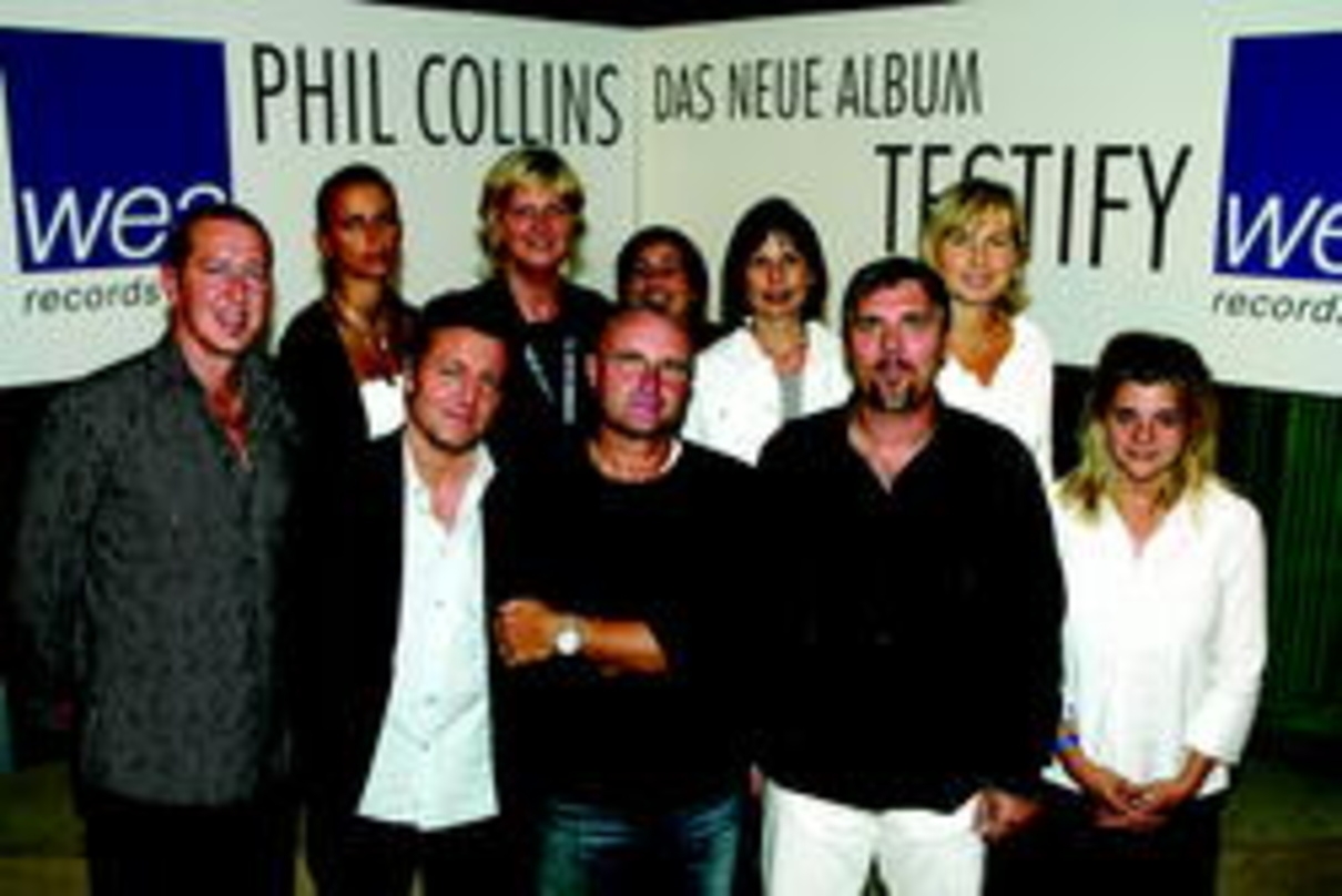 Ein stolzes Team um wea-Chef Alexander Maurus (l.), Bernd Dopp (President Warner Music, 3.v.l.), Radio-Chefin Merret Levermann (4.v.l.), Hans-Otto Villwock (Marketing, 3.v.l.) und Anke Czarkowski (TV, r.) nahm Phil Collins in die Mitte