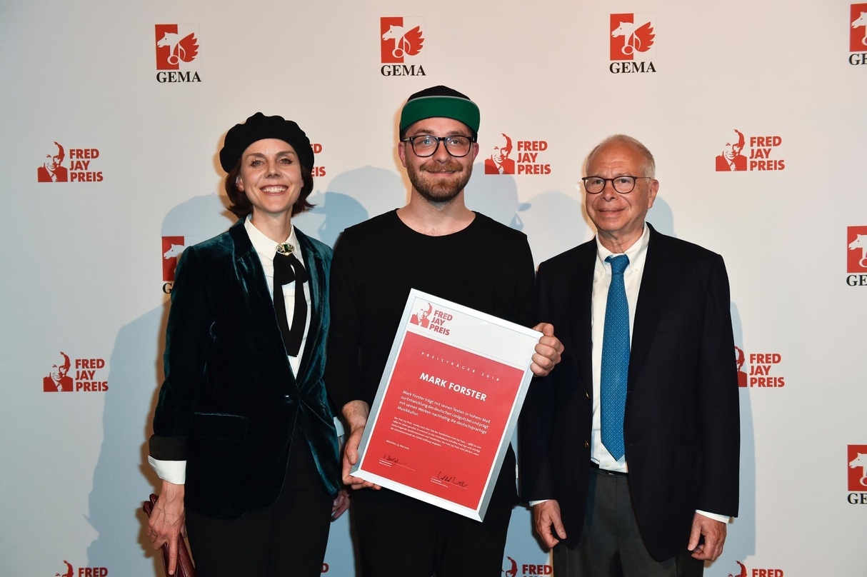 Beim Fred Jay Preis 2019 (von links): Laudatorin Anna Depenbusch, Mark Forster und Stifter Michael Jay-Jacobson