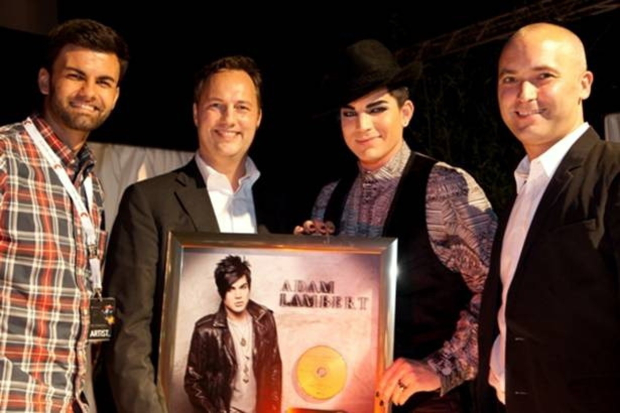 Feierten den Edelmetallerfolg: Adam Lambert (2.v.r.) und sein Sony-Team
