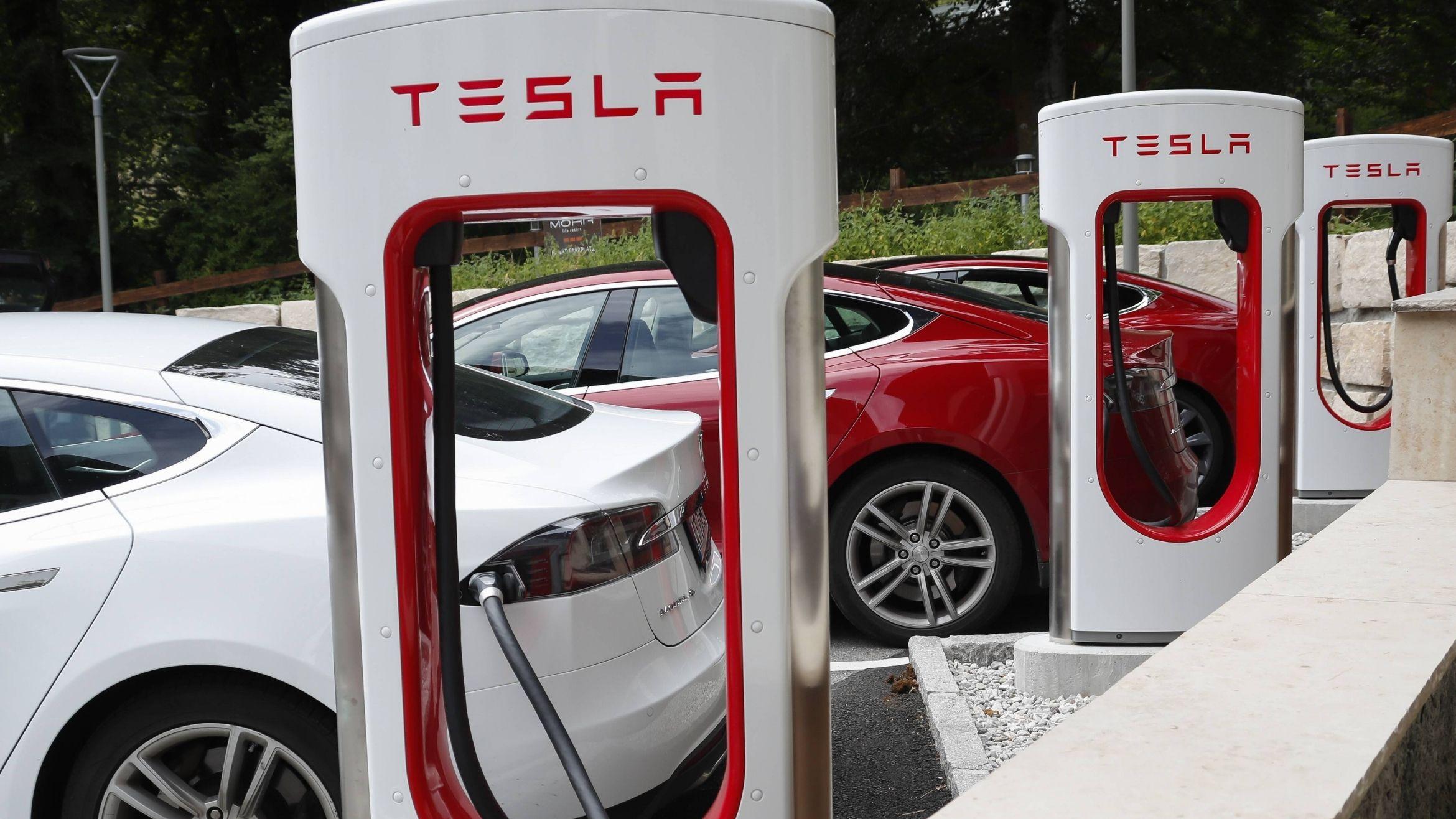 Tesla wirbt angeblich widersprüchlich für autonomes Fahren -