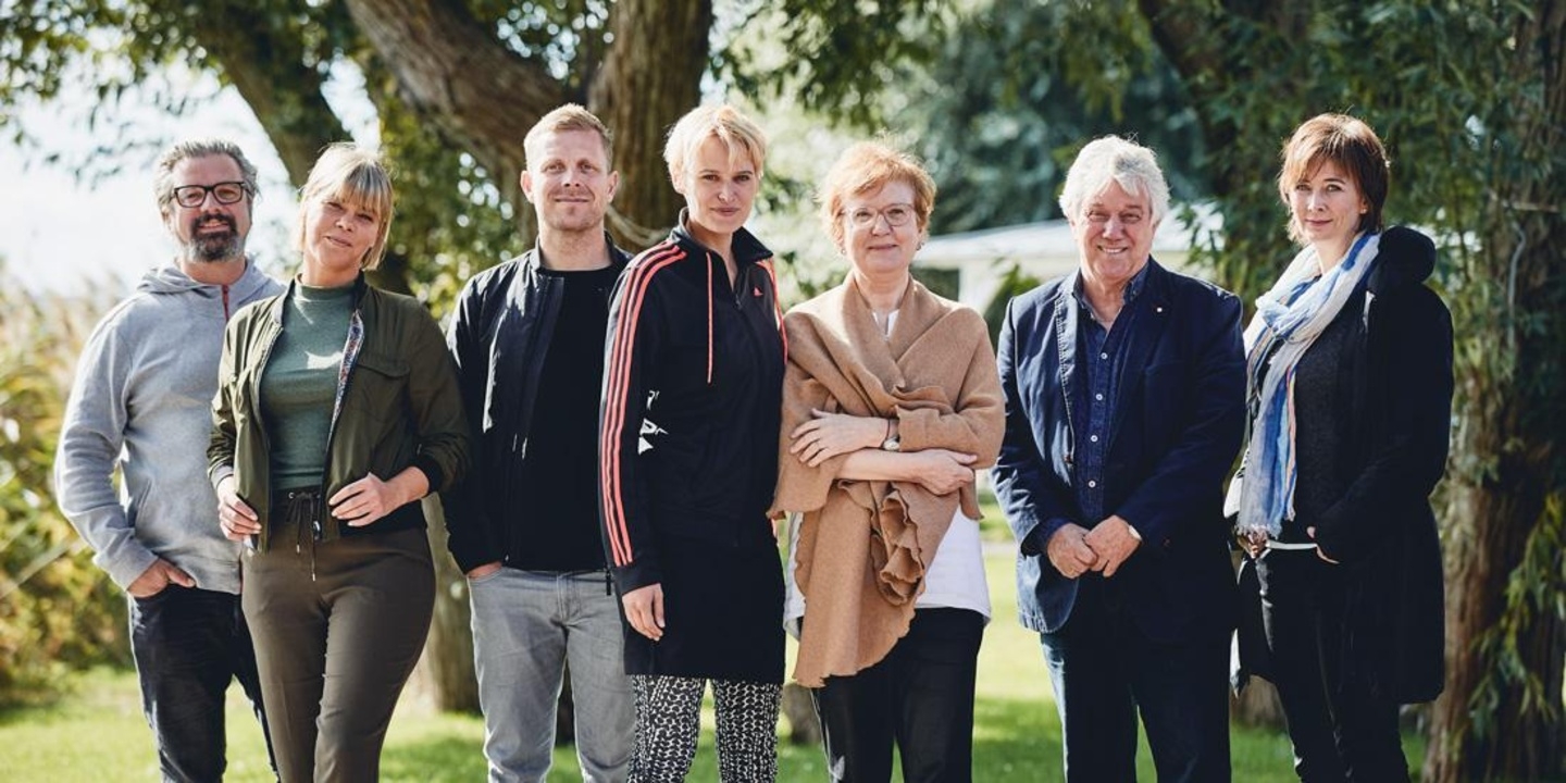 Stellen die Jury beim Deutschen Musikautorenpreis 2019 (von links): Henning Wehland, Melbeatz, Nils Wülker, Julia, Mihály, Violeta Dinescu, Rolf Zuckowski und Christine Aufderhaar