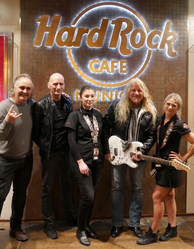 Warben für Rock Meets Classic 2018: Markus Müller (m2 medienconsulting, links), Michael Sadler (Saga, 2. von links), Matt Sinner (Rock Meets Classic, 2. von rechts) und zwei Repräsentanten des Hard Rock Cafe