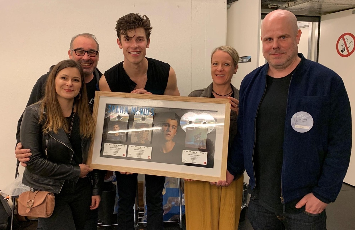 Für alle seine Studioalben ausgezeichnet: Shawn Mendes (Mitte) mit den Schweizer Partnern von Universal Music