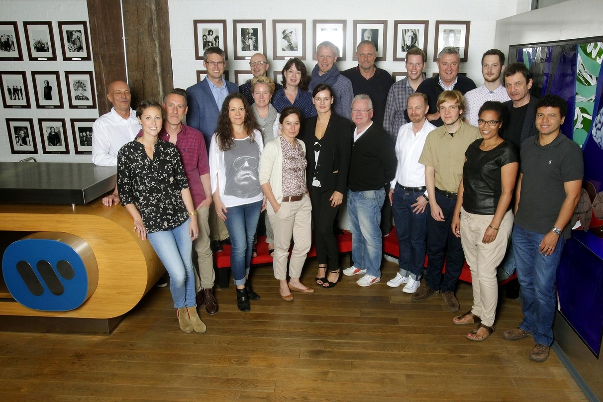 Bei der Radio-Reception: Doreen Schimk (vorn, Mitte) begrüßte 30 Radiomanager bei Warner Music