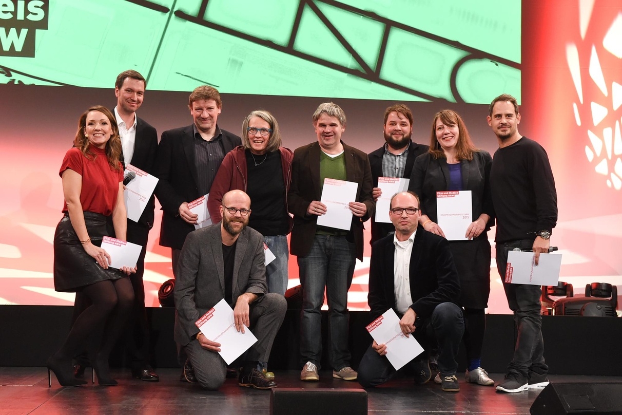 Regisseur Stephan Rick (2.v.l.) und Schauspieler Moritz Bleibtreu (rechts im Bild) überreichten die Urkunden an die Spitzenpreisträger der Kinoprogrammpreise NRW. Links im Bild Moderatorin Caroline Hebekus
