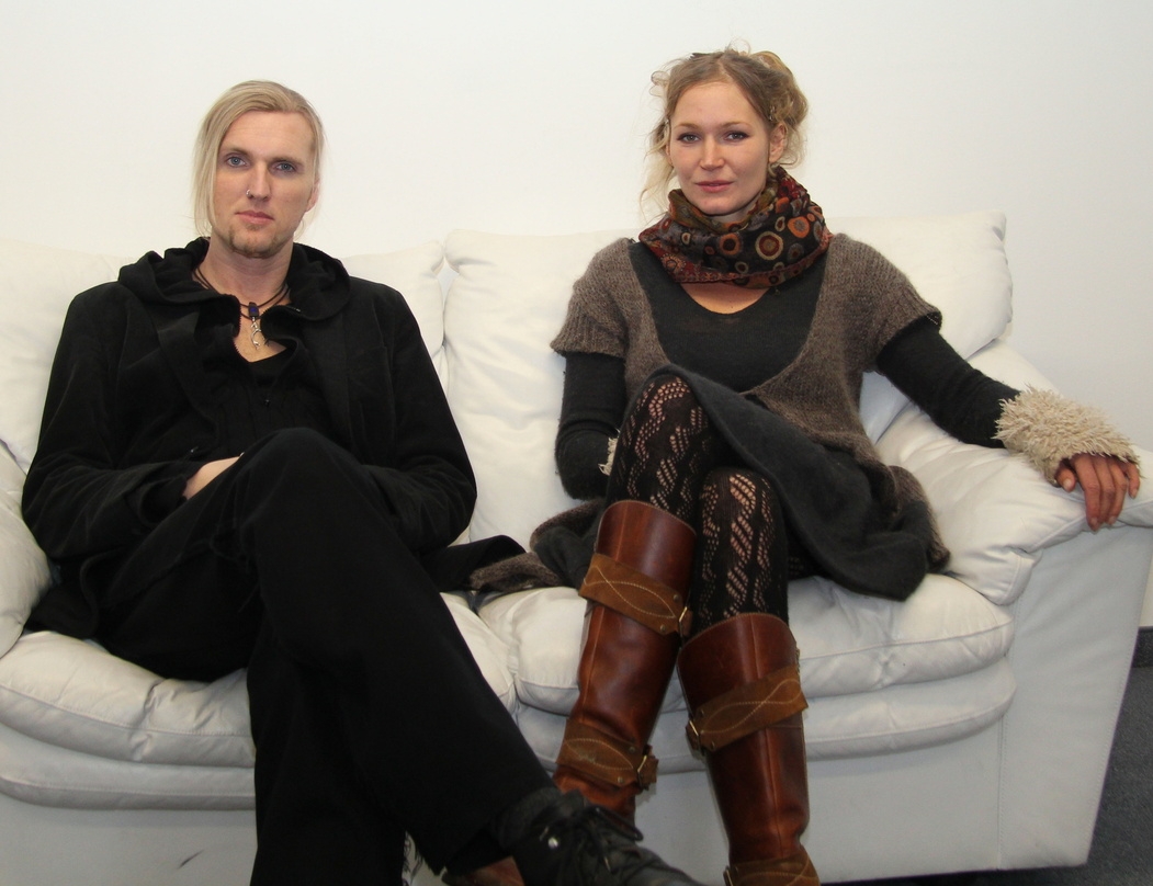Auf der MusikWoche-Couch: Oliver "SaTyr" Pade (l.) und Fiona Rüggeberg von Faun