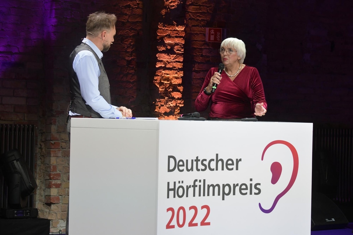 Moderator Steven Gätjen und Kulturstaatsministerin Claudia Roth beim 20. Deutschen Hörfilmpreis 