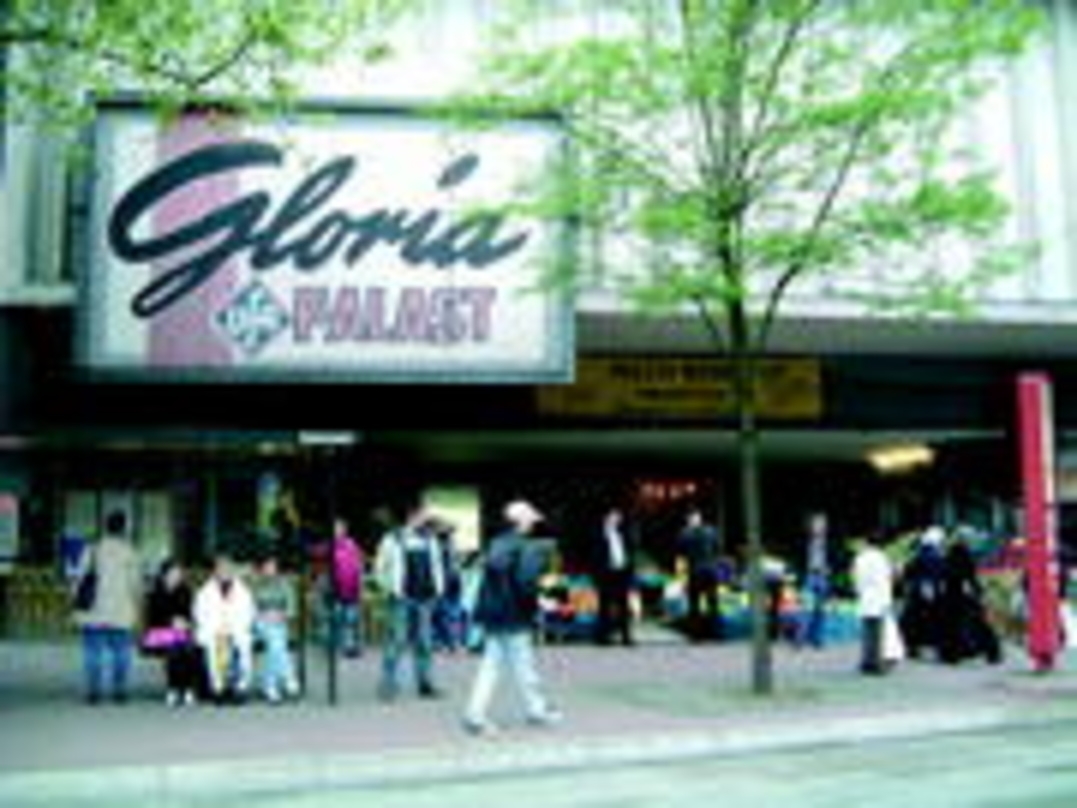 Sinnbild für den Zustand der Kino-Immobilien in Aachen: Im Foyer des ehemaligen Gloria-Palasts residiert heute ein Gemüsehändler