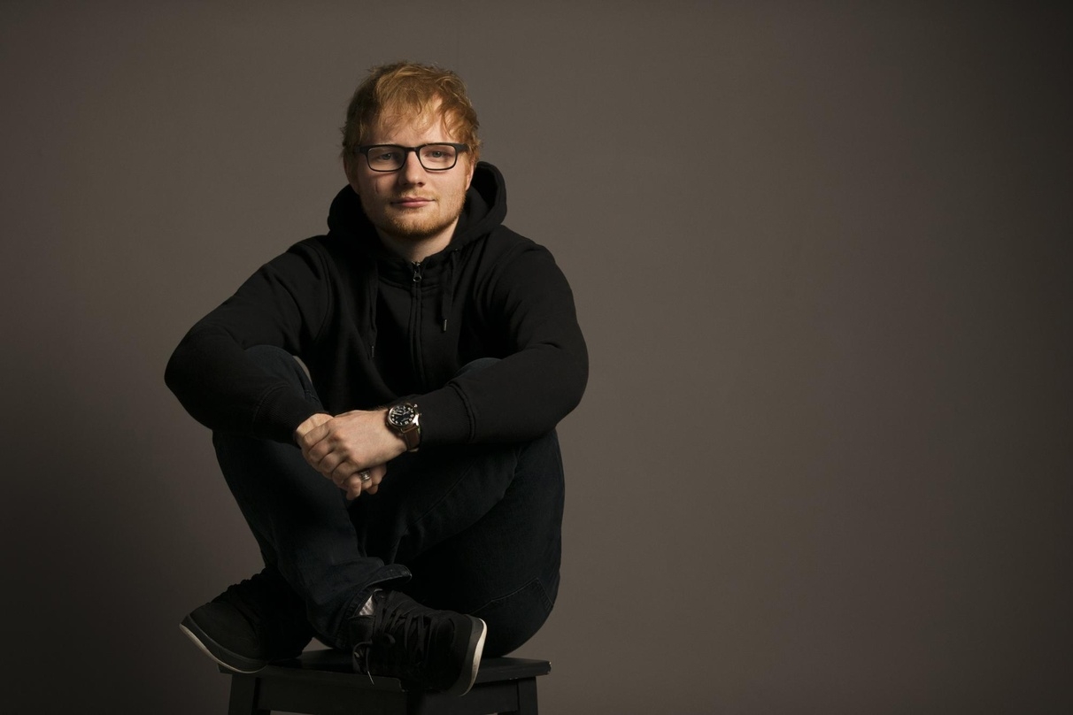Landet wie schon in Deutschland auch in UK mit gleich zwei neuen Singles auf den Positionen eins und zwei der Charts: Ed Sheeran