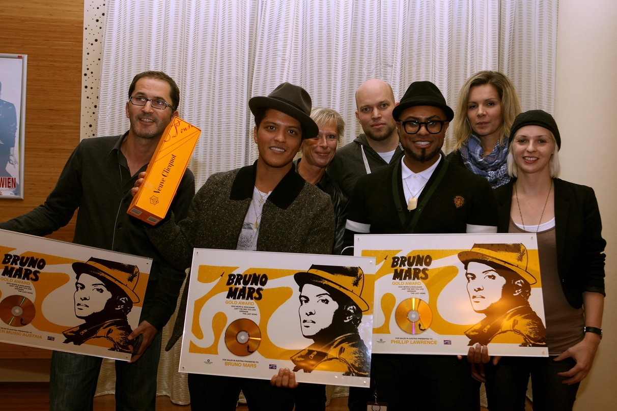 Hatten Grund zum Feiern: Bruno Mars und sein Team von Warner