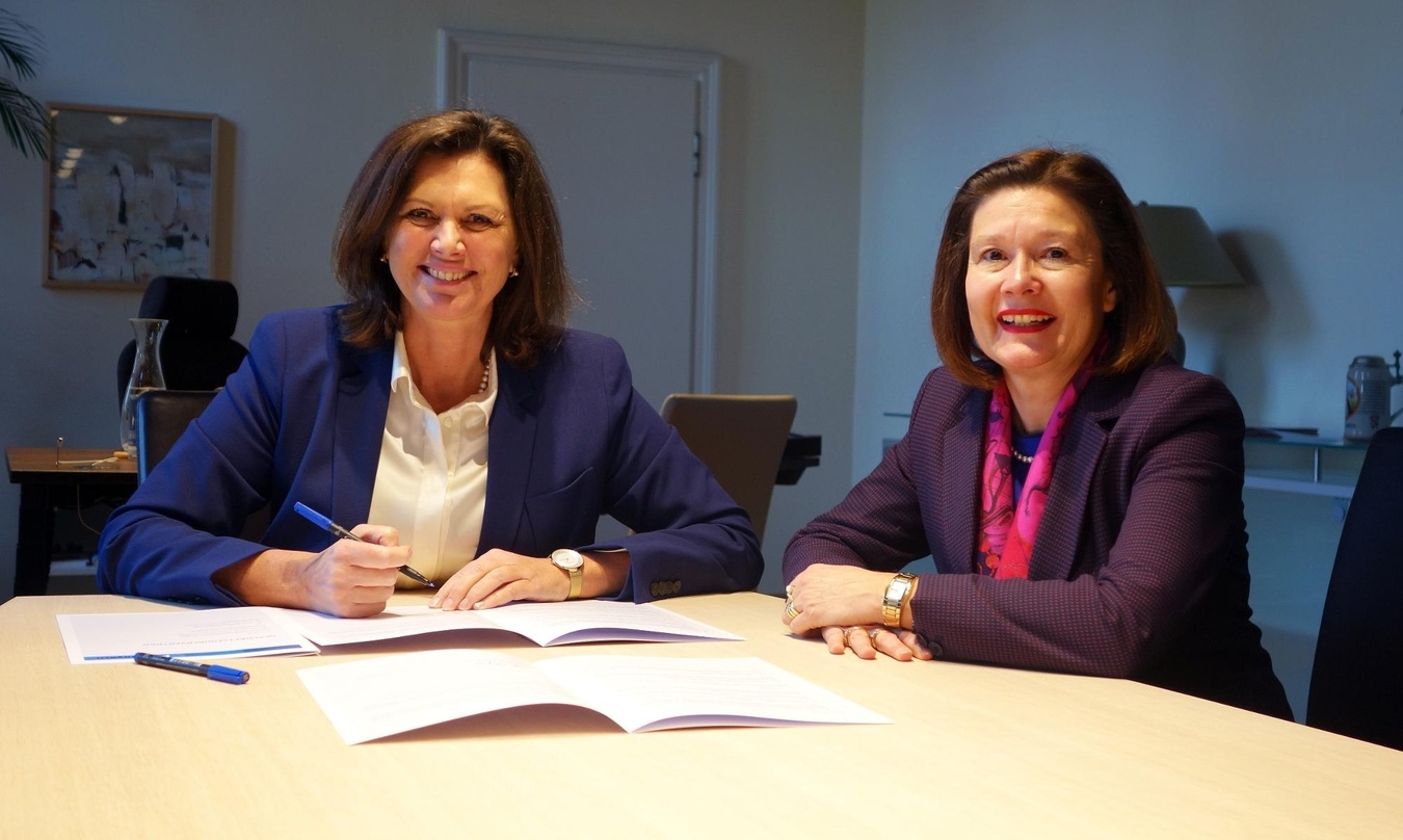 Staatsministerin Ilse Aigner (l.) mit Carolin Kerschbaumer bei der Vertragsunterzeichnung
