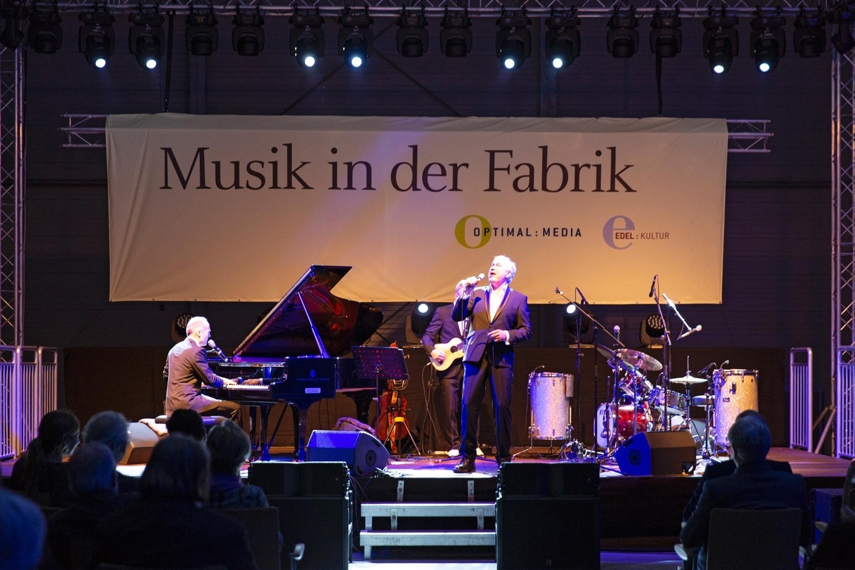 Die Söhne Hamburgs sorgten für Musik in der Fabrik von optimal media: Joja Wendt Stefan Gwildis und Rolf Claussen (verdeckt) auf der Bühne in Röbel