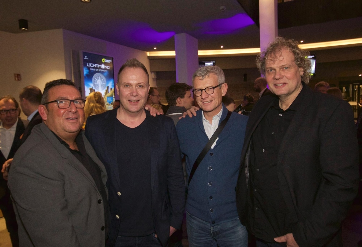 Bei der Premierenfeier (von links): Oliver Helwig (blu phase media), Martin Koppehele (Lichtmond), Jörg Hellwig (Geschäftsführer Electrola) und Giorgio Koppehele (Lichtmond)