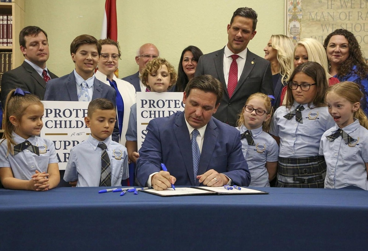 Die Opposition gegen ein diskriminierendes Gesetz aus Florida (hier Gouverneur Ron DeSantis bei der Unterzeichnung) brachte Disney voll in die Schusslinie der Republikaner