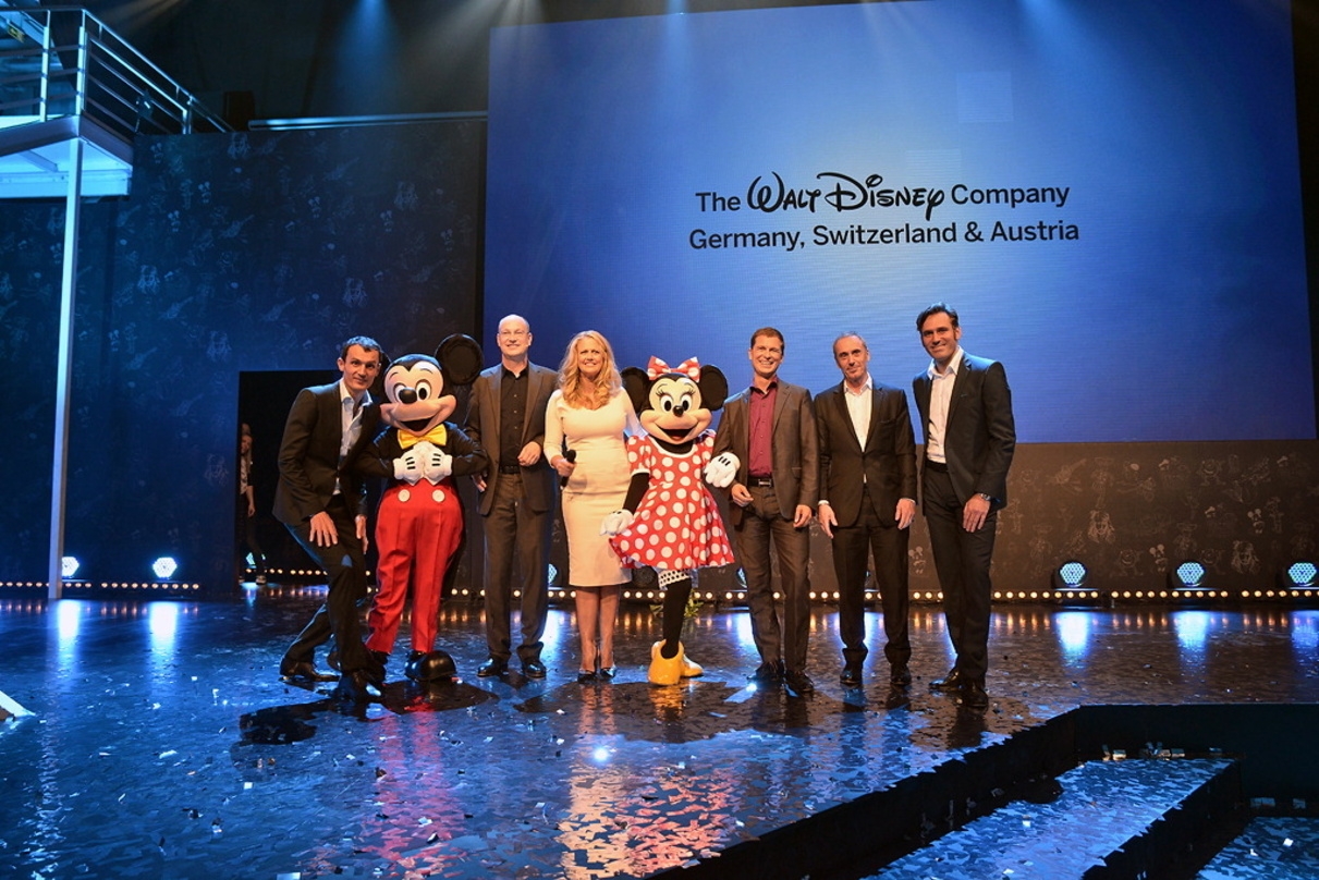 Mit Mickey und Minnie freuen sich auf den Disney Channel (v. l.): Ralf Gerhard, Robert Langer, Barbara Schöneberger, Lars Wagner, Diego Lerner und Thorsten Braun