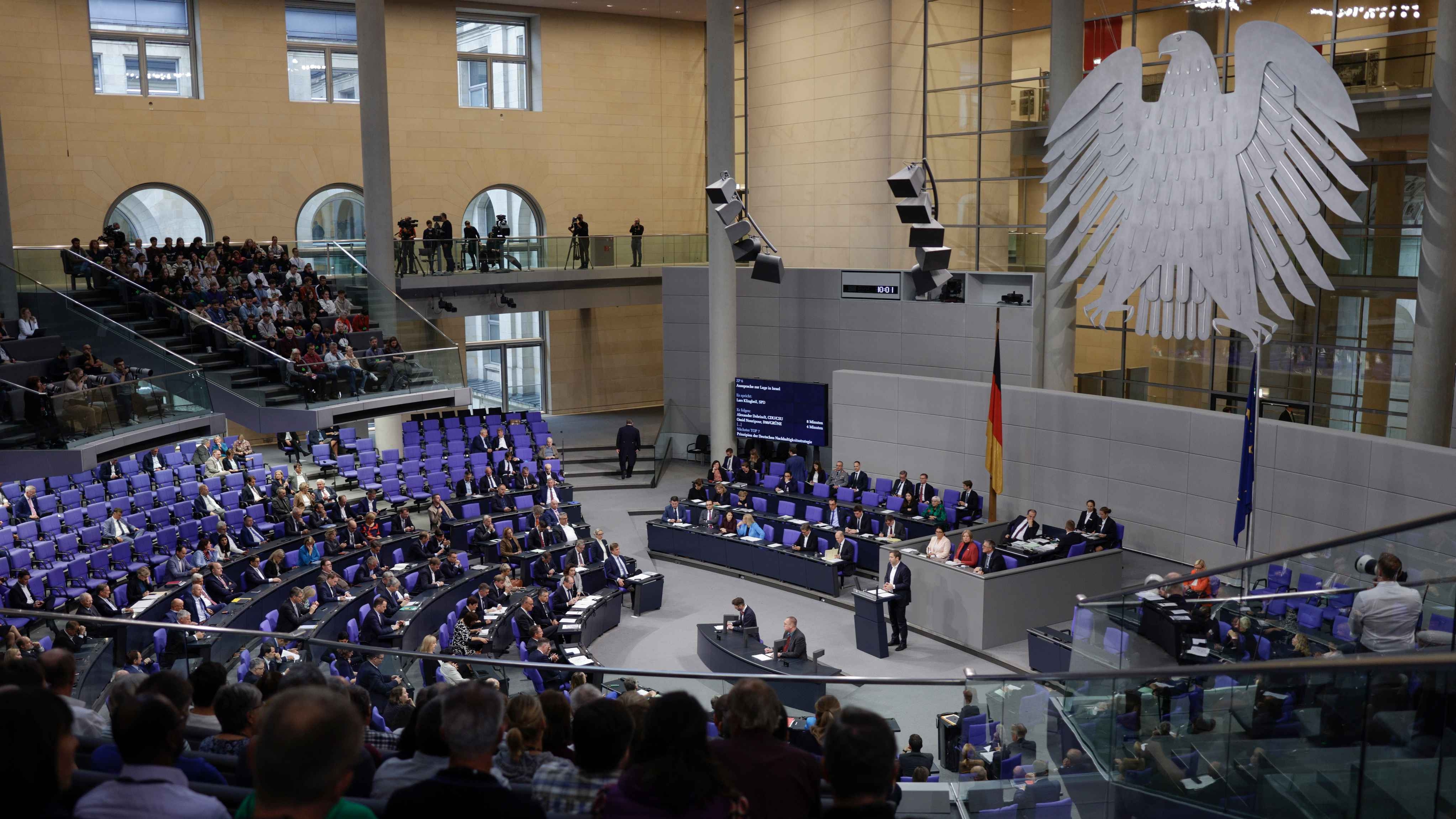 Überblick in den Plenarsaal bei der Rede von Lars Klingbeil, SPD, MdB, in der 128. Sitzung, ZP 6, zum Thema: Regierungserklärung zur Lage in Israel.