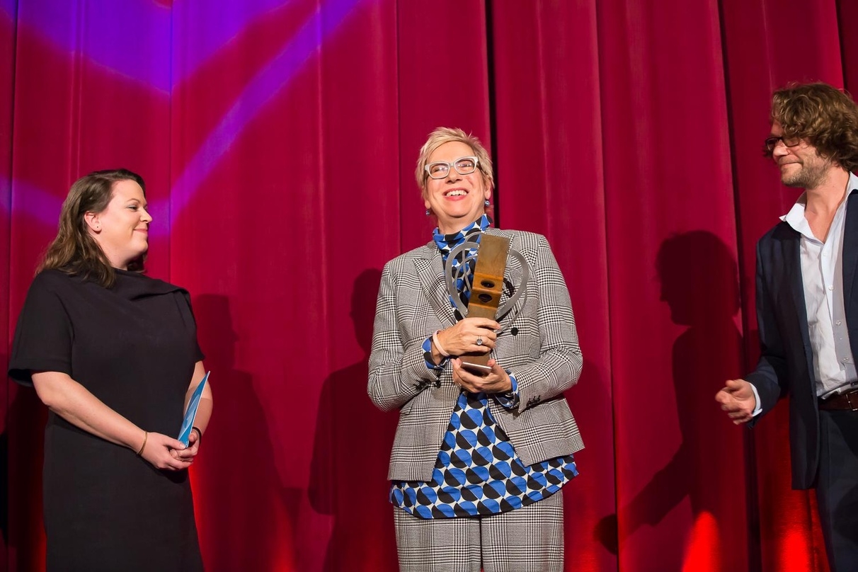 Doris Dörrie (Bildmitte) ist in Saarbrücken mit dem Ehrenpreis des Filmfestival Max Ophüls Preis ausgezeichnet worden. Links im Bild Festivalleiterin Svenja Böttger, rechts im Bild Programmleiter Oliver Baumgarten, der die Laudatio hielt