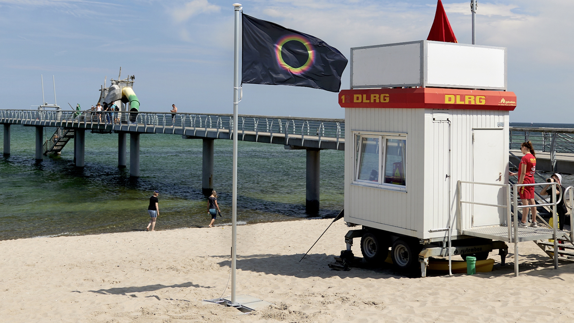 Am Ostseestrand vor Timmendorf warnt die DLRG seit Juli per Flagge vor UV-Strahlen –