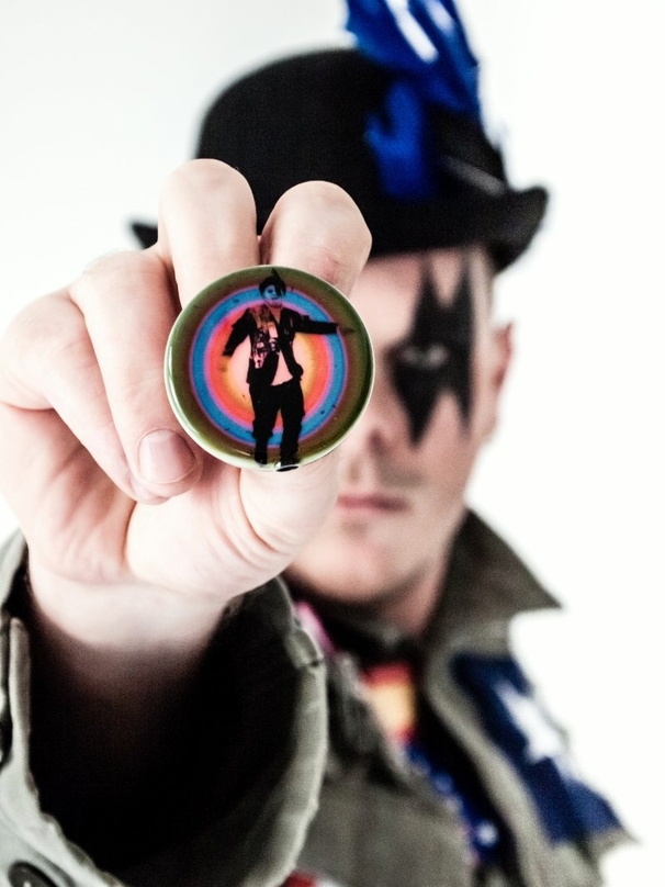 Ungewöhnliches Format: "Der König tanzt" erscheint vorab als ansteckbarer Playbutton