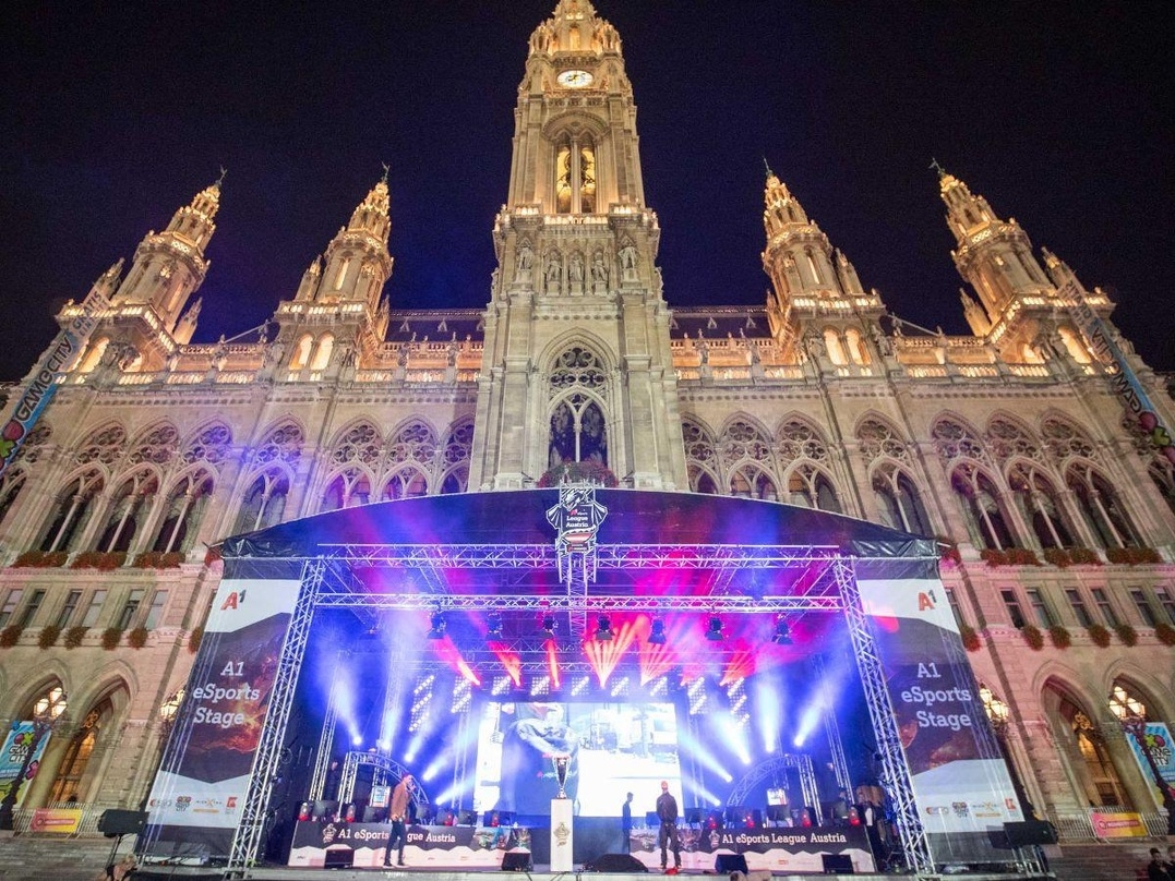 Rathaus Wien mit aufgebauter Bühne auf der 2019er Game City.