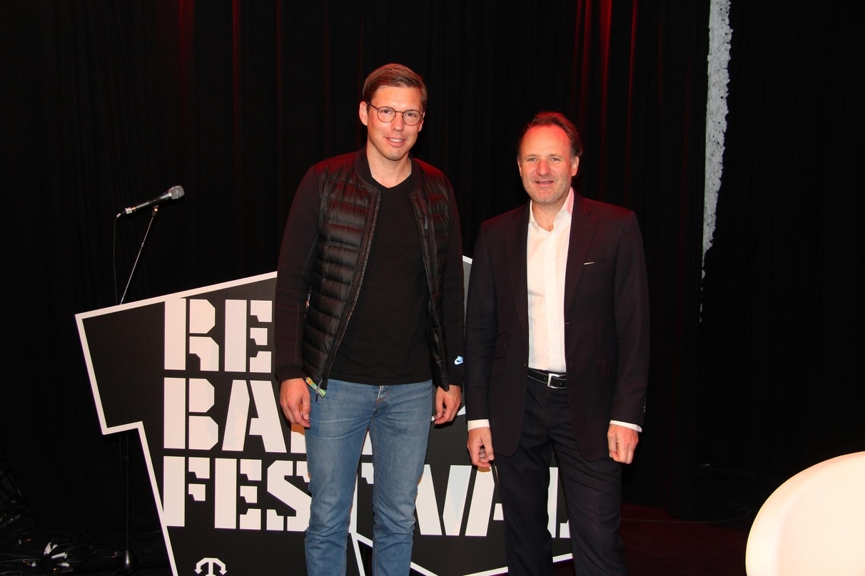 Richten ihren Fokus auf die Suche nach weiteren strategischen Partnern: Thorsten Freese (Managing Director Believe Germany, links) und Believe-CEO Denis Ladegaillerie, hier bei einer Präsentation auf dem Reeperbahn Festival 2016
