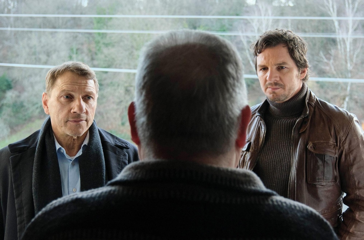 Richy Müller (li.), Felix Klare (re.) und Heinz Rudolf Kunze (von hinten) im "Tatort: Das ist unser Haus" 