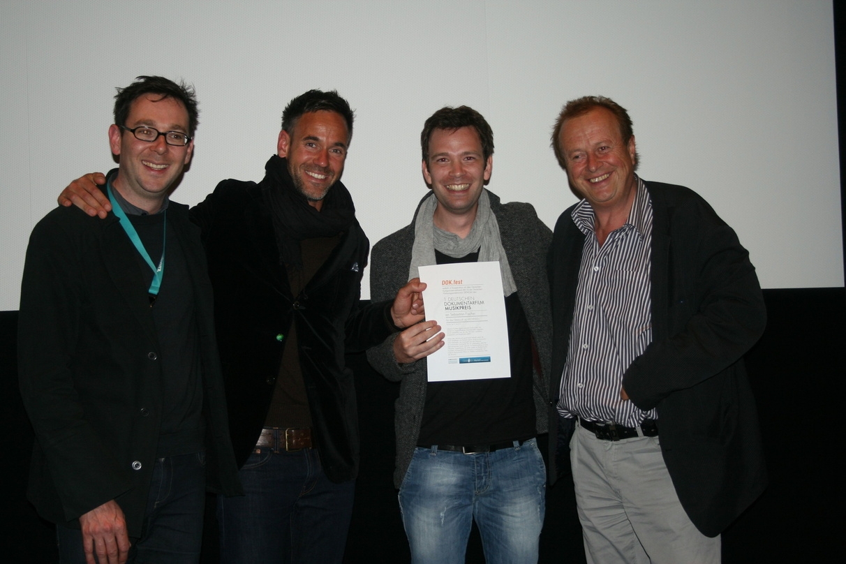 Die Jury mit Preisträger und Regisseur (von links): Sebastian Sorg (DOK.fest), August Pflugfelder (Regisseur von "Schnee"), Komponist Sebastian Fischer und Dr. Rainer Fabich (DKV/DEFKOM)