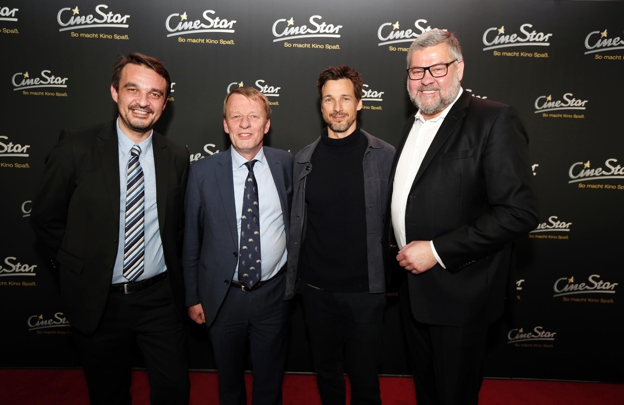 Theaterleiter Jörg Bender, Remscheids OB Burkhard Mast-Weisz, Florian David Fitz und Oliver Fock bei der Eröffnung des CineStar Remscheid