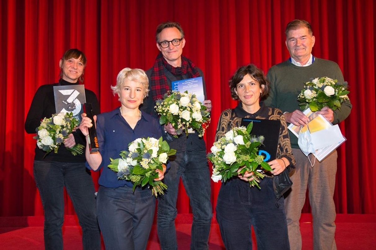 Die Preisträger*innen von Duisburg (v.l:) Annemarie Riemer (für Shelly Silver), Maria Petschnig, Christian Becker, Valérie Pelet, Martin Gressmann