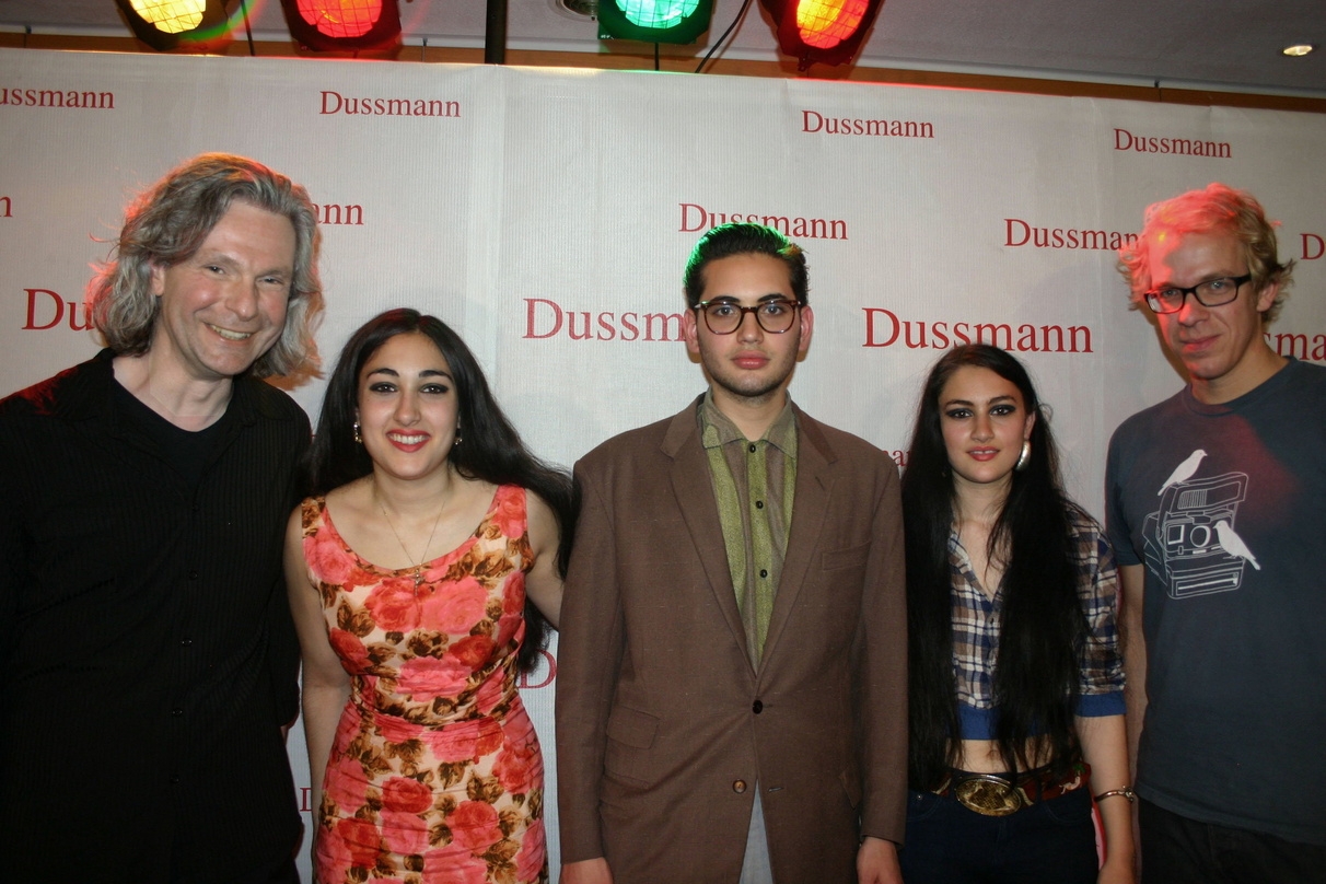 Trafen sich beim Dussmann-Konzert (v.l.n.r.): Hannes Kraus (Dussmann), Kitty Durham, Lewis Durham, Daisy Durham und Florian Wendlandt (PIAS) 