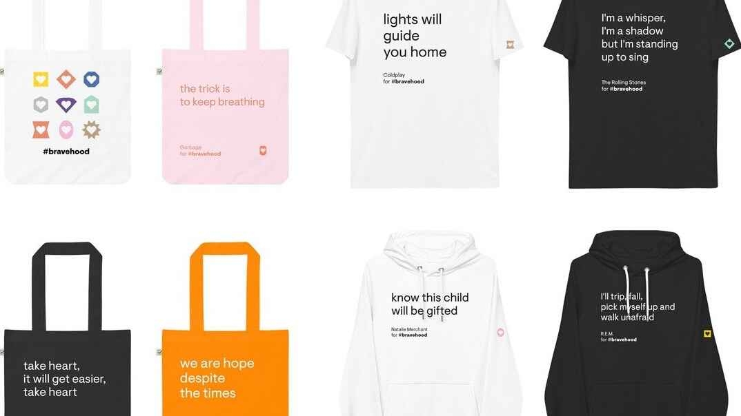 Tragbare Songtexte für den guten Zweck: Produkte von #bravehood