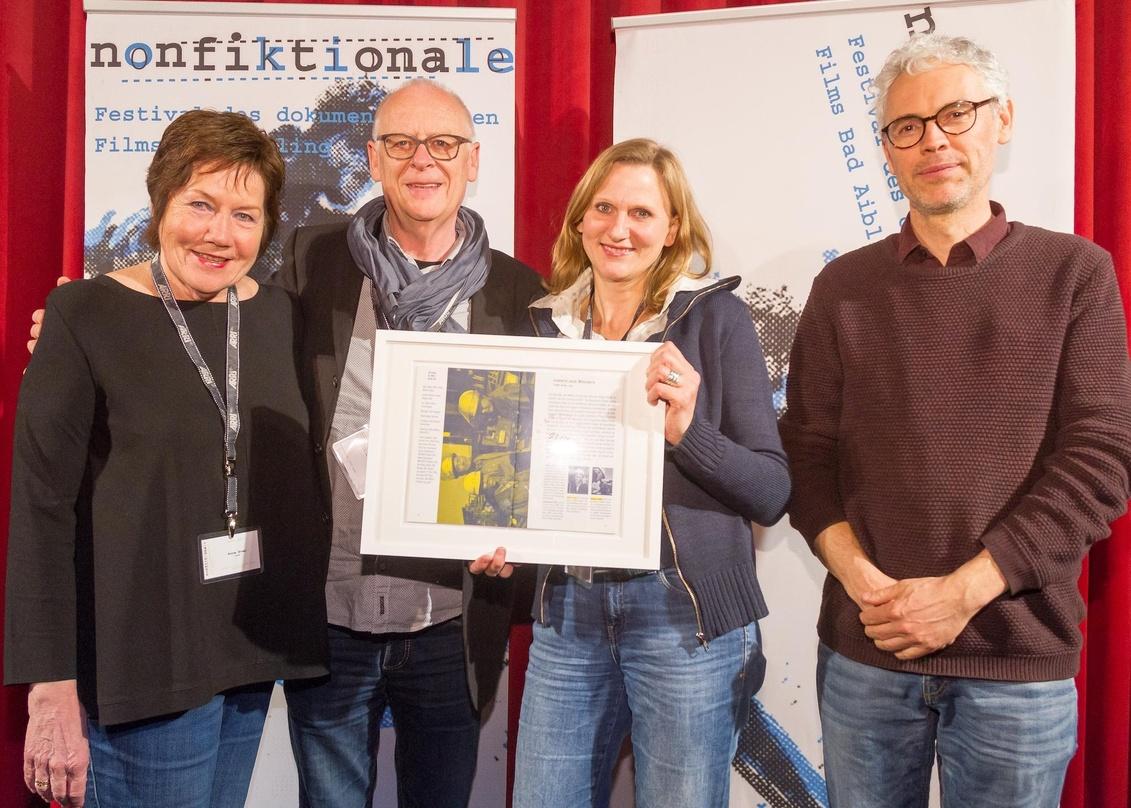 Die Jurymitglieder Anne Even (li.) und Attila Boa (re.) mit den Regisseuren des mit dem Avid-Schnittpreis ausgezeichneten Films "Losers and Winners", Michael Loeken und Ulrike Franke