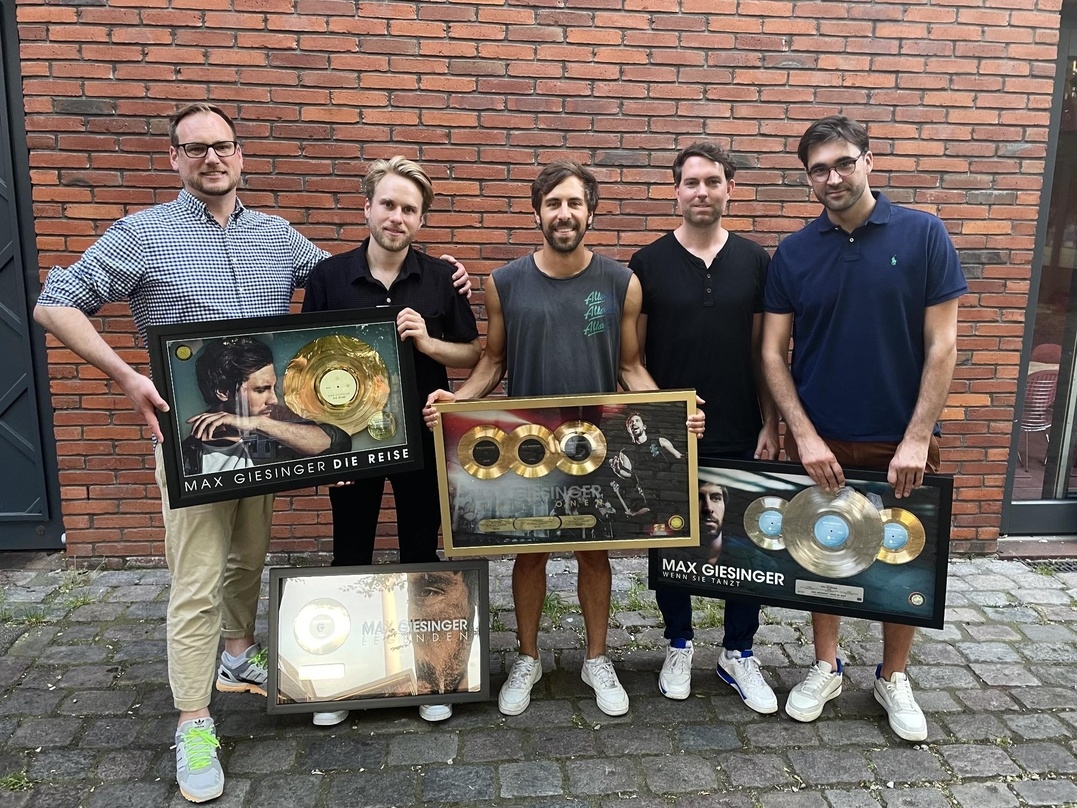 Gruppenbild mit ganz viel Gold und Platin (von links): Rocco Wolff, Lars Brand, Max Giesinger, Florian Gahm und Maximilian Kolb