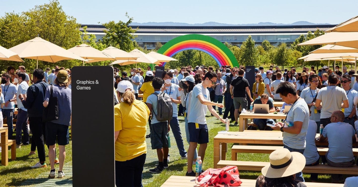 WWDC22-Teilnehmer:innen im Bereich "Graphics & Games" trafen sich im Apple Park.