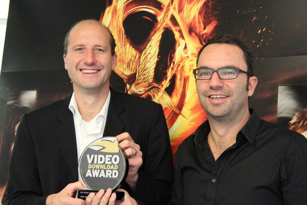 Preisübergabe in Berlin: Klaus Burgmair (VideoMarkt, l.) mit Ulf Köhler (Studiocanal Media Distribution Germany)
