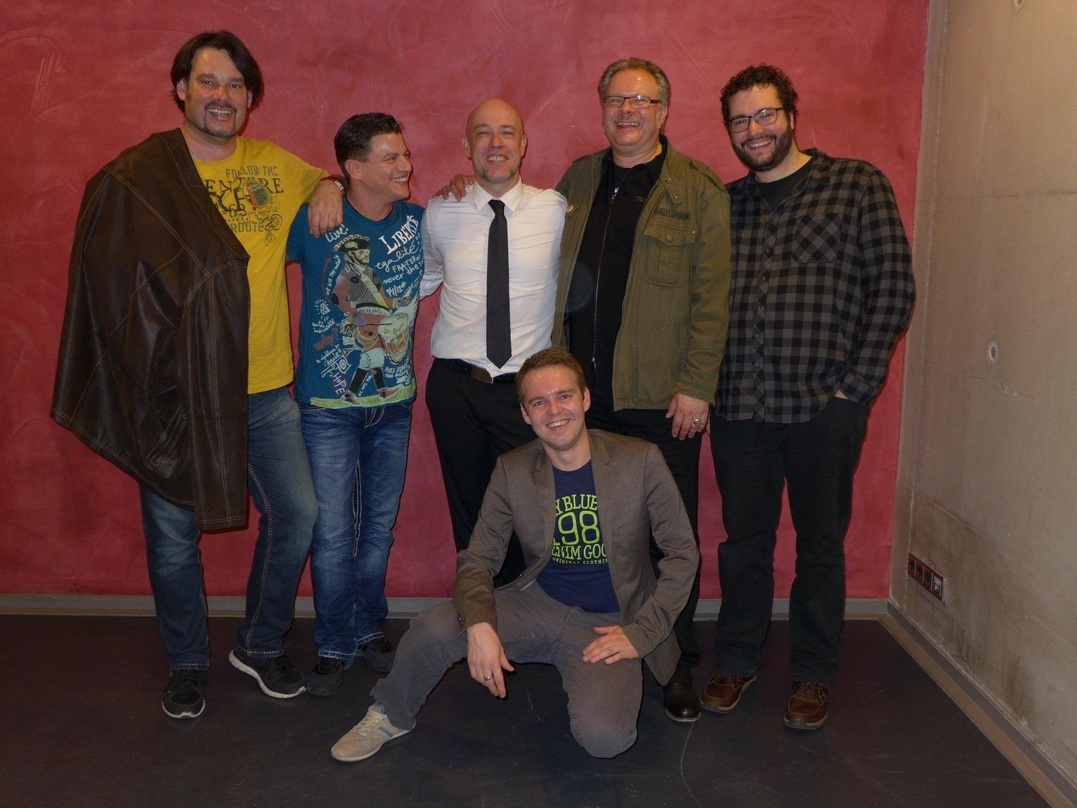 Beim Konzert von Unheilig in Zell am See (hinten, von links): Andreas Wolff, Jürgen Puffler, Der Graf, Guido Schlender und Philipp Diry sowie (vorn) Markus Fuchs